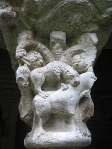 Capitel con león devorando un caballo, claustro de la catedral
